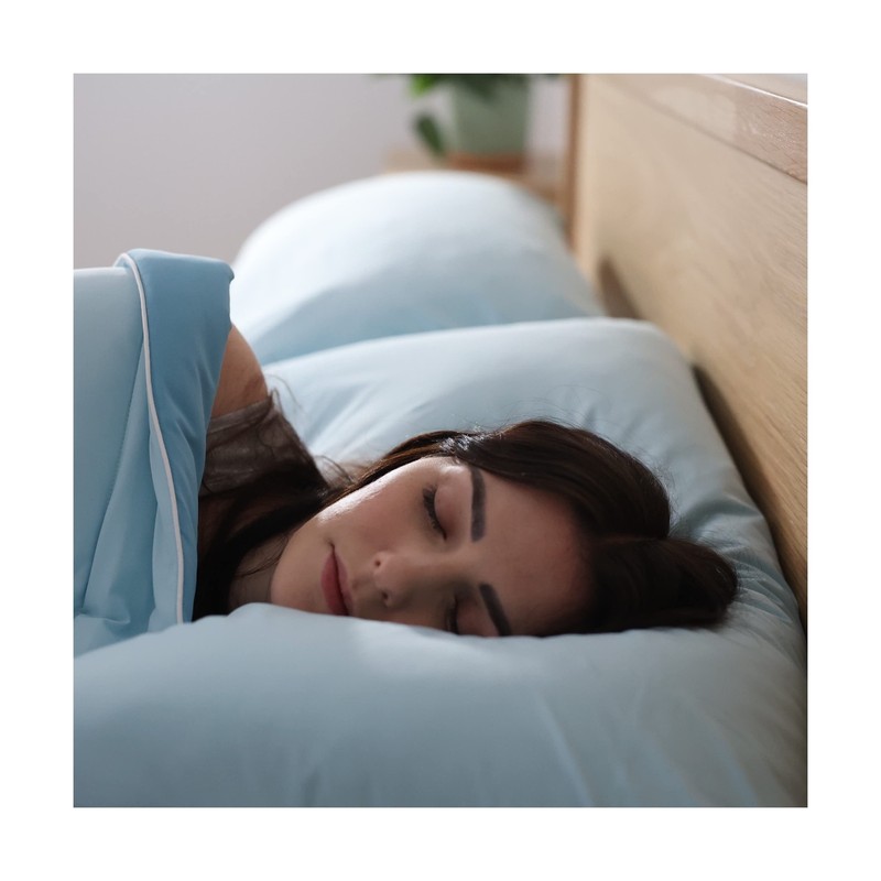 Save $129 Holiday Value Bundle 4: Evercool Comforter + Pillowcases (King) gallery