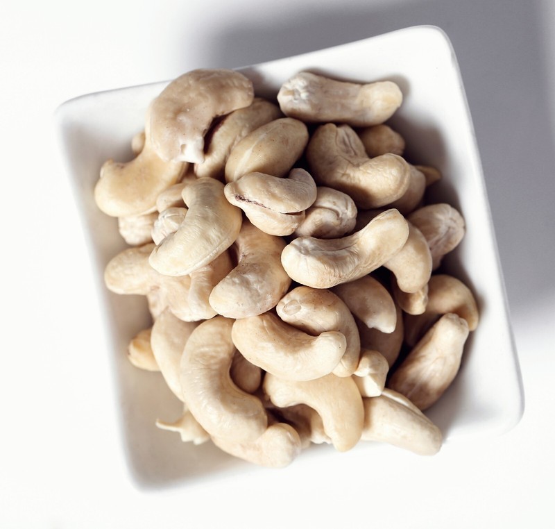 Silver Shine Sri lankan Whole Cashews, Party Snacks, Plant-Based Protein 500g gallery