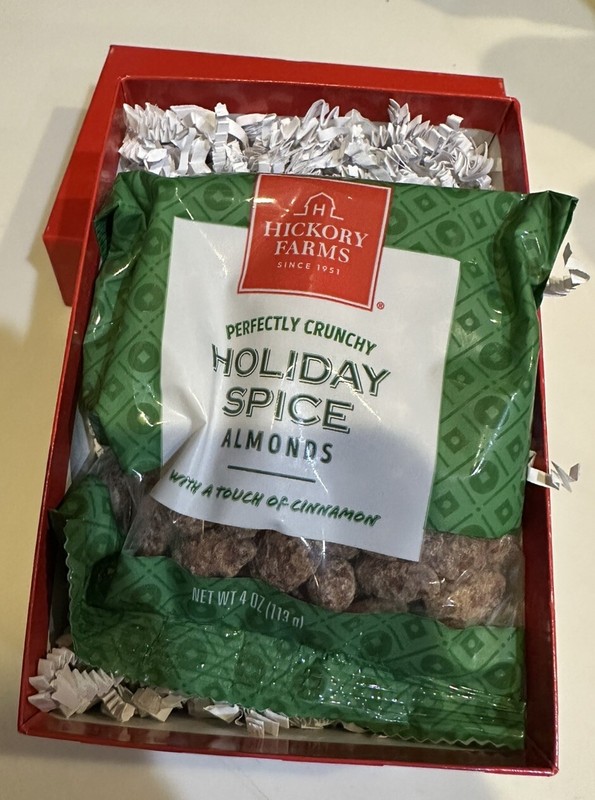 NEW HICKORY FARMS HOLIDAY SPICE ALMONDS CINNAMON CRUNCHY 4OZ GIFT BOX CHRISTMAS gallery