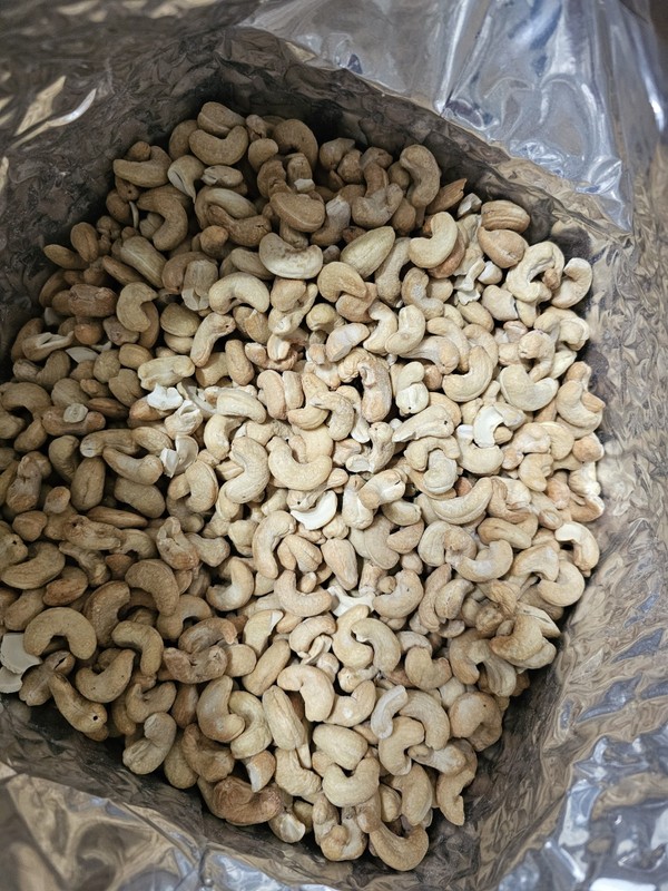 Fresh lightly roasted cachews (vacuum sealed 1 lb)