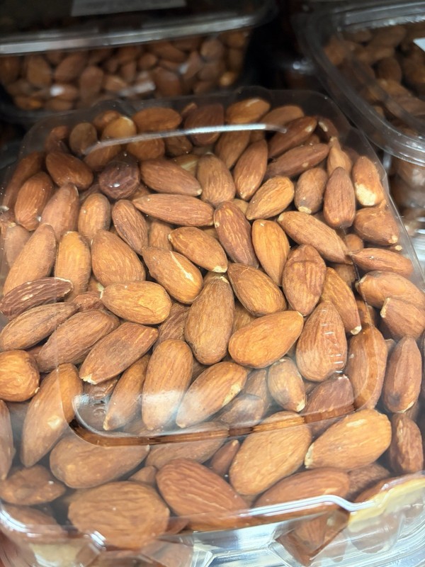 Raw almonds