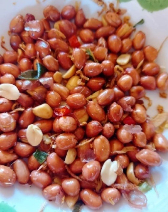 Crispy roasted peanuts with salt and chili, a secret recipe passed