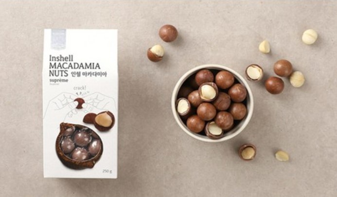 Rich Farm Nut Supreme In-Shell Macadamia Gift Set 1kg with Shopping Bag gallery